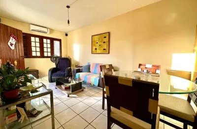Casa no guarapari, rua do aririzal, original com 2 quartos, amplo quintal - r$ 590.000,00