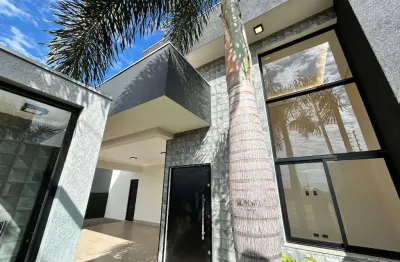 Casa ampla com piscina, cozinha planejada e suíte com closet