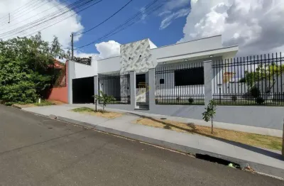 Casa à venda em maringá, com 3 quartos sendo 1 suíte, 2 banheiros, garagem ampla e com área gourmet