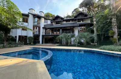 Casa exclusiva em condomínio fechado | 5 suítes | poucos minutos do centro