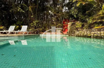 Casa em condomínio no guarujá, praia da enseada, 319m² ac, com 05 quartos/suítes, aconchego e segurança.