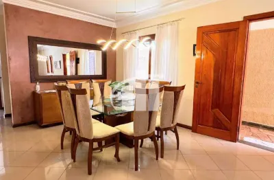 Casa, estilo sobrado com 3 suítes, 4 vagas e churrasqueira