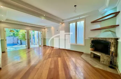 Casa à venda na Granja Viana, ótima localização ao lado The Square, 555m²AT, 501m²AC, 5quartos, home office, sauna, piscina, jardim e espaço gourmet.