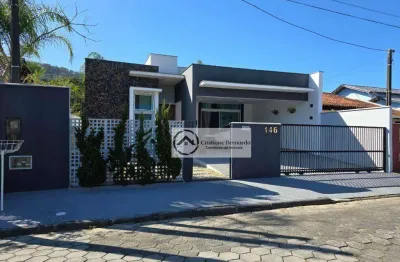 Casa com arquitetura moderna de alto padrão em são francisco do sul