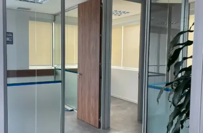 Sala comercial com 132 m2 dividida em vidro em 06 salas independentes