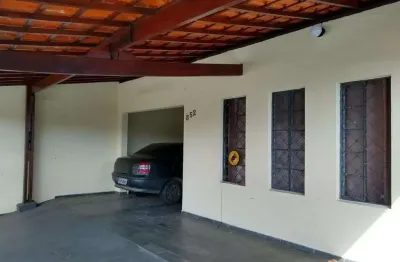 Casa 2 dorm. 1 suíte + wc social, sala estar, cozinha, ár. serviço, 3 vaga cobertas. casa fundo: 50 m2: 1 dorm., sala cozinha, copa, wc e ar. serviço.