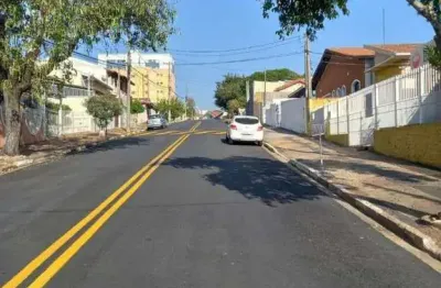 Casa 3 dormit, sendo 1 suíte com 3 vagas. sala e cozinha grandes e quintal. ótima localização em valinhos.
