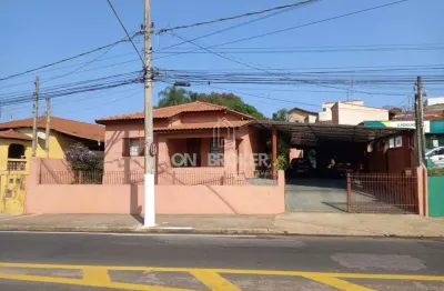 Aconchegante casa at: 550 m2, 3 dormit, 2 banh. copa, cozinha, ar.serv. 4 vagas cob. quintal grande com pomar, orquidário e casa de fundo.