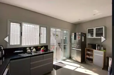 Sobrado em vinhedo com 3 dorm. sendo 1 suíte, ar condic., 3 vagas, ambientes integrados, porcelanato, quintal, jardim, próximo ao centro de vinhedo.