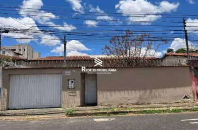 Casa com 3 quartos para alugar no Santa Mônica, Uberlândia 