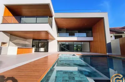 Mansão de alto luxo no condomínio mansões, com elevador e 5 suítes, triplex, contemporânea, imponente fachada e campinho de futebol.
