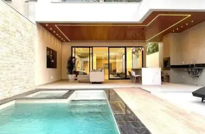 Casa triplex de luxo no condomínio rio mar, 450m² mais rooftop com jacuzzi e vista verde, 4 suítes, piscina e sauna, na barra da tijuca.