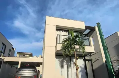 Casa contemporânea reformada, 141m², 3 suítes, em condomínio club de alto padrão no coração do recreio.