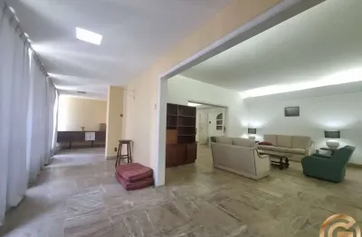 Raro apartamento de 400m², reformado e com 2 vagas, entre o copacabana palace e o metrô, em copacabana.