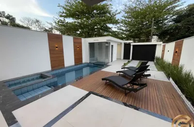 Casa Triplex de Alto Luxo na Barra da Tijuca | 4 Suítes | Rooftop com Jacuzzi e Vista Verde