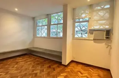 Aluguel de apartamento na quadra da praia do leblon, 2 quartos, vaga, área externa, na rua joão lira.