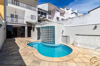 Casa ampla em condomínio em Jacarepaguá, espaço, privacidade e muito conforto.