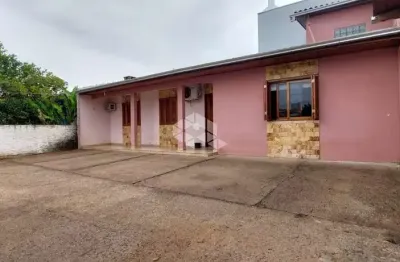 Casa de 3 quartos,1 suíte, garagem coberta amplo terreno no engenho