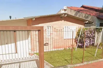 Casa de 3 quartos , 1 suíte, garagem e pátio com piscina