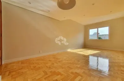 Belissímo apartamento de 3 quartos com dependência completa