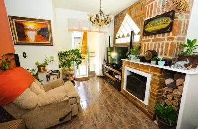 Casa sobrado de 3 quartos com pátio amplo no bairro moinhos de ventos