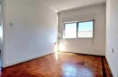 Apto de 2 quartos, prédio com elevador, reformado na silva só