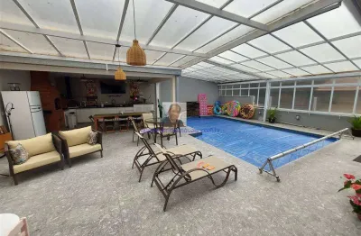 Aluga-se ou vende-se linda casa 3 suítes/1 master no cond. vila verde