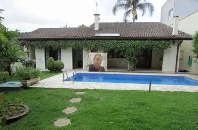 Vende-se casa térrea, 3 quartos sendo 1 suíte, e 3 banheiros, 230 m²