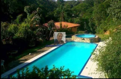 Vende-se otima casa de 4 suítes, 8 banheiros, piscina no condomínio recanto