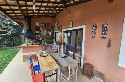 Vende-se casa com 3 suítes com mais um dormitório reversível à venda, 213 m