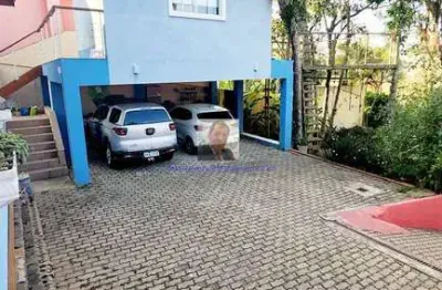Casa terrea 3dorm/1suite, em condomínio, com edicula e suíte anexo.