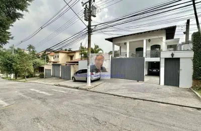 Vende-se casa de rua - 4 suítes, salão festas, escritório, adega, 7vagas (4