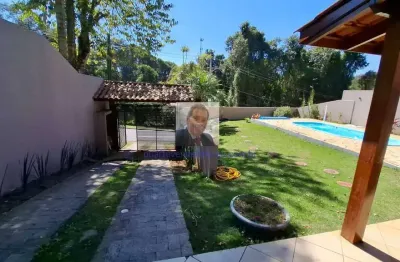 Aluga-se ou vende-se casa 3suítes, piscina e área gourmet no cond. vila ver