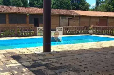 Vende-se Sítio Flores, em Ibiuna, 3 casas, piscina, área Gourmet completo. 