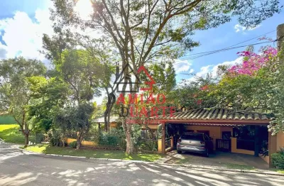 Vende-se Casa no Cond. Vila de São Fernando - 4 stes, 2 escritórios. Madeir