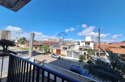 Apartamento bem localizado, próximo à praia e comércios na martim de sá - caraguatatuba/sp