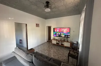 Casa linear à venda com 2 quartos, dependência completa e 3 vagas de garagem, 100m² em irajá - aceita financiamento!
