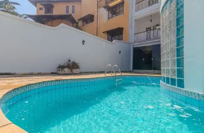 Casa ampla em condomínio na freguesia, espaço, privacidade e muito conforto.
