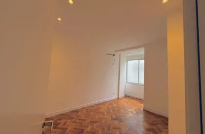 Oportunidade única! apartamento com 03 quartos, totalmente reformado á 400m da praia de ipanema -rj.