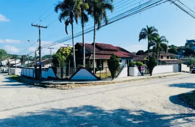 Sobrado de esquina c/ piscina e quadra de futebol - excelente localização - terreno de esquina