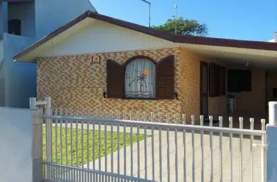 Casa com 3 quartos para alugar no costa azul, matinhos  por r$ 540 por dia