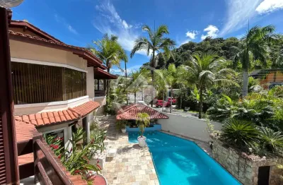 Casa assobradada no condomínio fechado pernambuco ii, localizada na praia do pernambuco, 700 metros da praia, próximo ao supermercado pão de açúcar, shopping, restaurantes, entre outros comércios da r