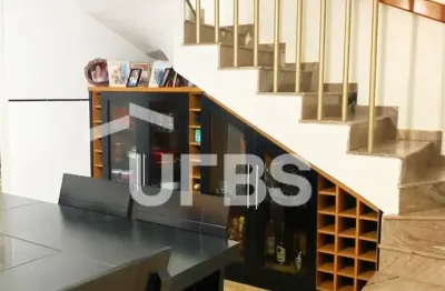 Vendo sobrado com 5 quartos e duas suítes no setor jaó