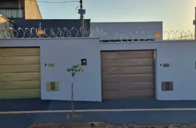 Linda casa no setor recanto do bosque com 2 quartos uma suíte  lote de 150 metros