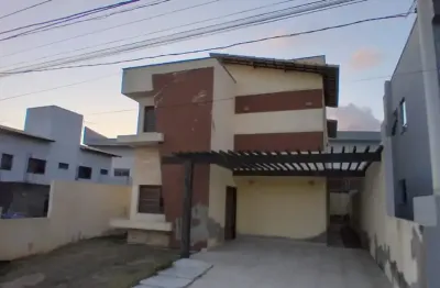 Casa duplex em condomínio fechado com área gourmet e 4 suítes