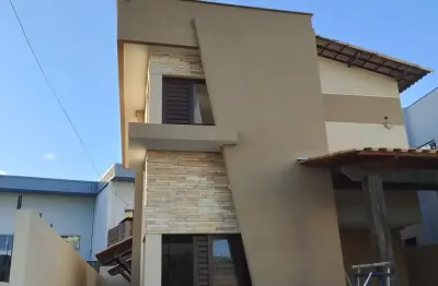 Casa duplex em condomínio fechado com área gourmet e 4 suítes.