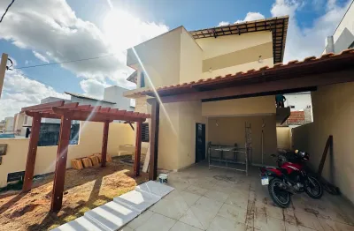 Casa duplex em condomínio fechado com área gourmet e 4 suítes.