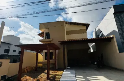 Casa duplex em condomínio fechado com área gourmet e 4 suítes.