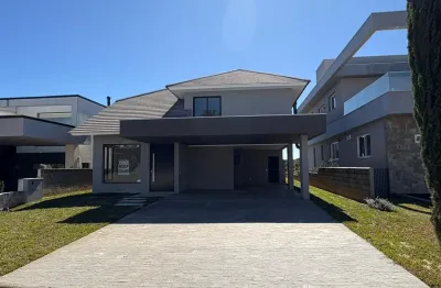 Casa com 313 m2, terreno gramado com 699 m2, com projeto moderno, no condomínio giuseppe garibaldi em santa felicidade.