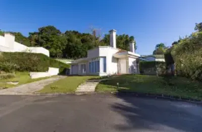 Casa térrea, 380m2, terreno 804 m2, 2 suites, paredes duplas, esquadrias weiku, telhas shingle. ambientes amplos.